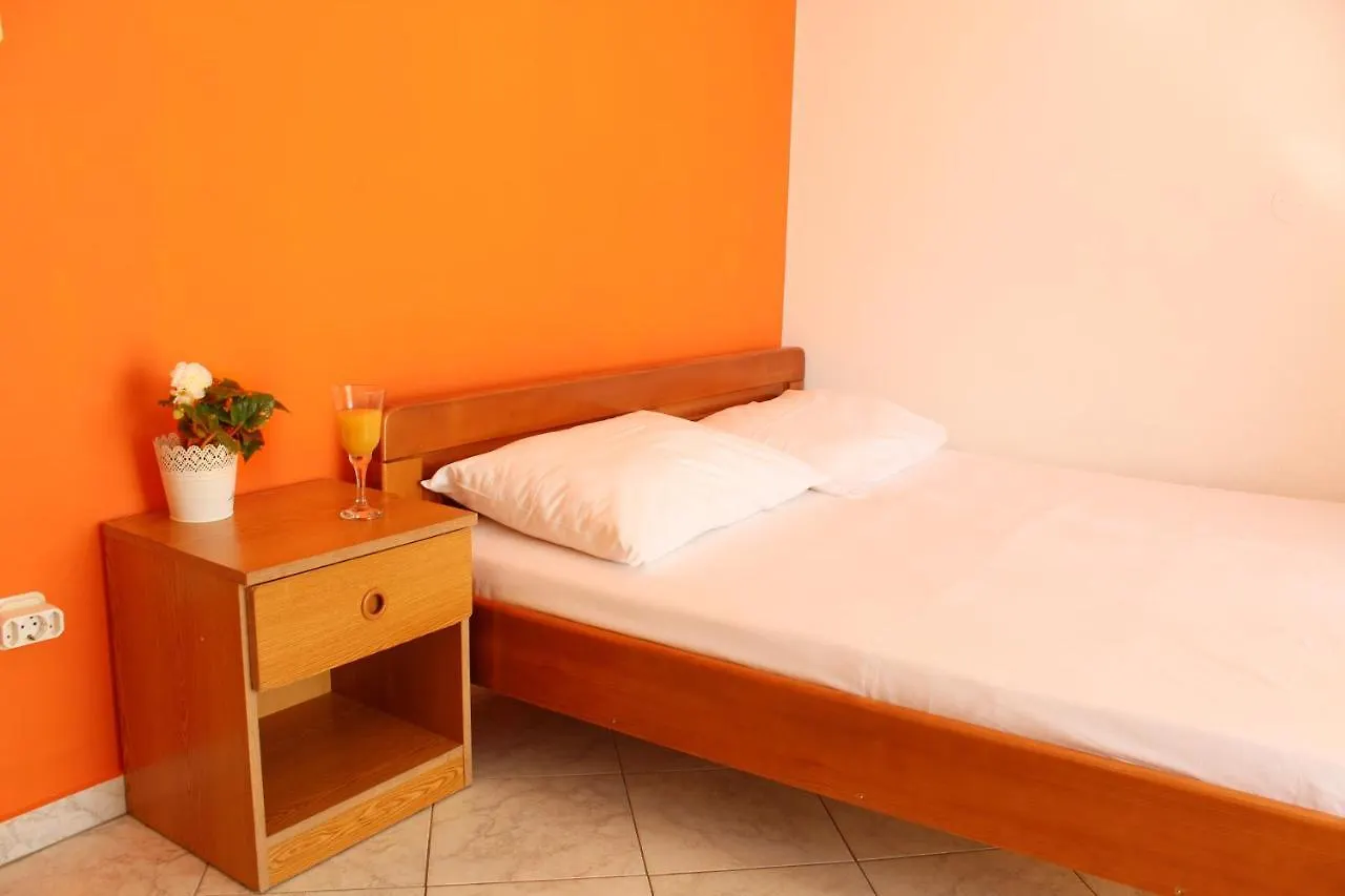 Buco Seafront Apartments & Fastfood Pakostane