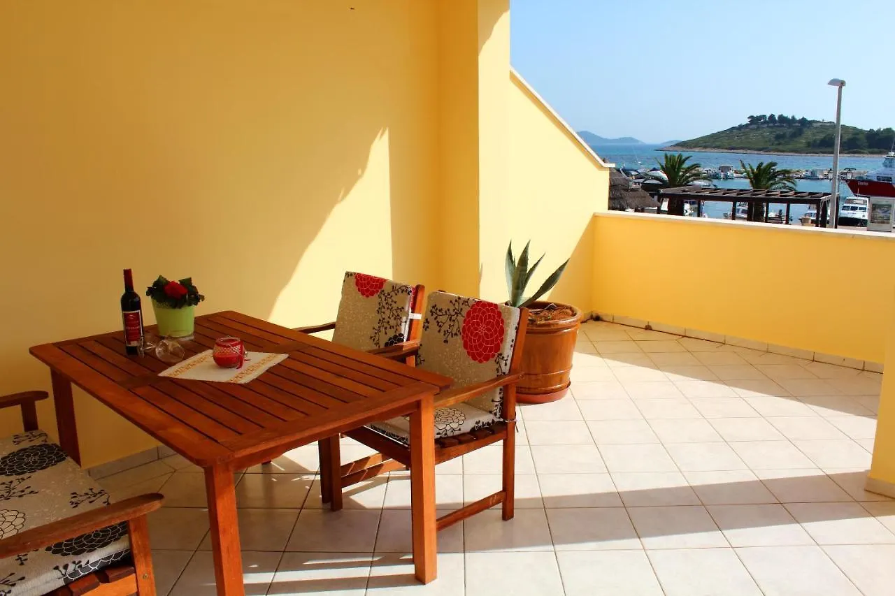 Buco Seafront Apartments & Fastfood Pakostane