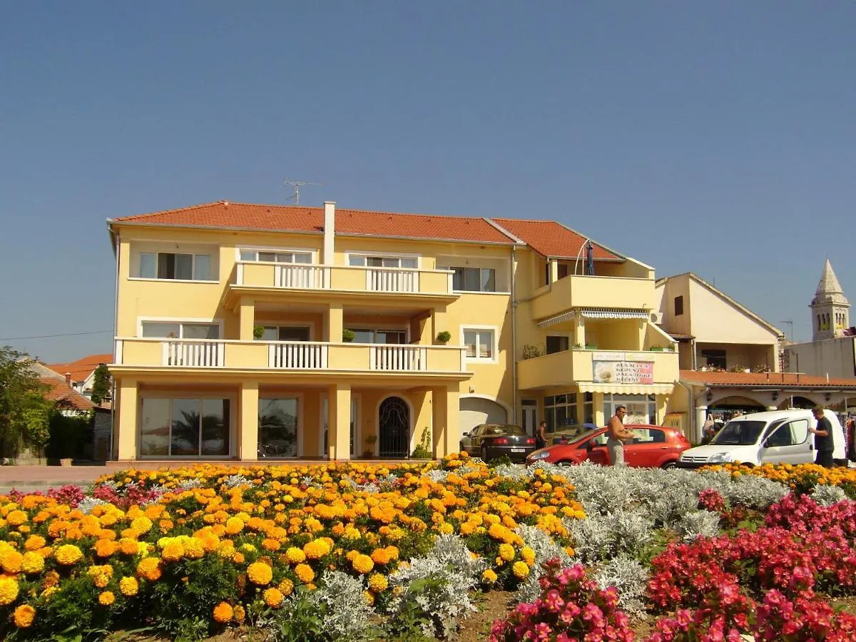 Buco Seafront Apartments & Fastfood Pakostane