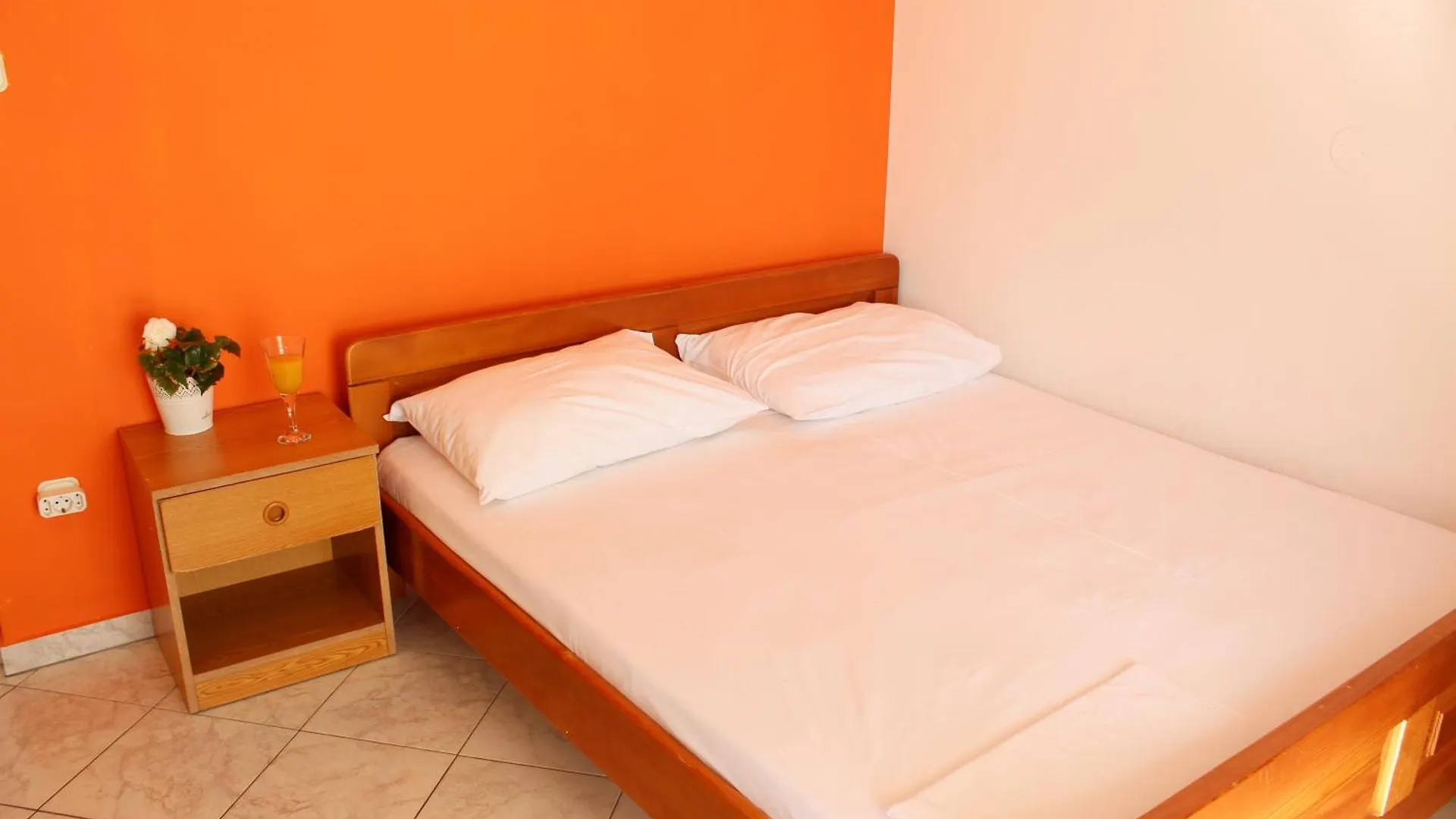 Buco Seafront Apartments & Fastfood Pakostane