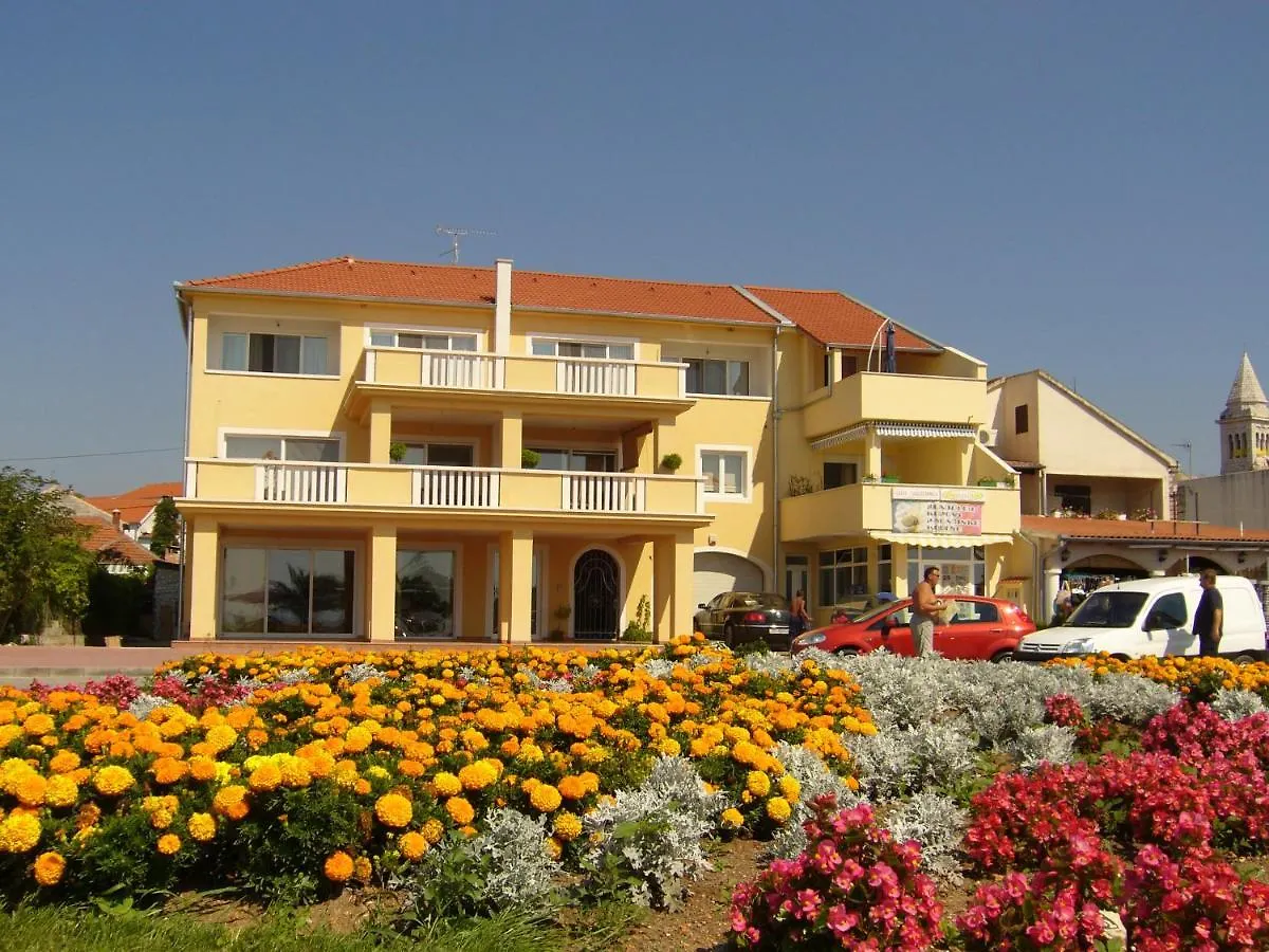Buco Seafront Apartments & Fastfood Pakoštane