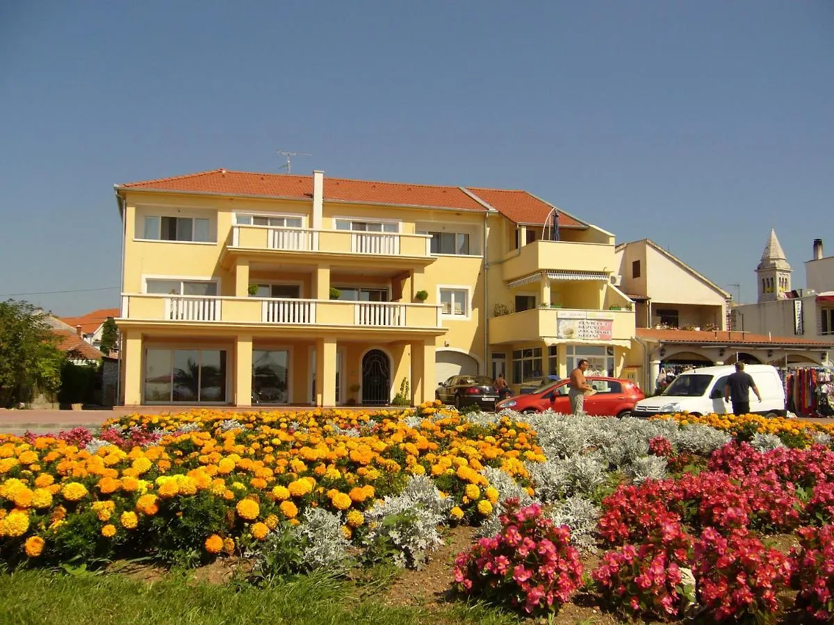 Buco Seafront Apartments & Fastfood Pakoštane