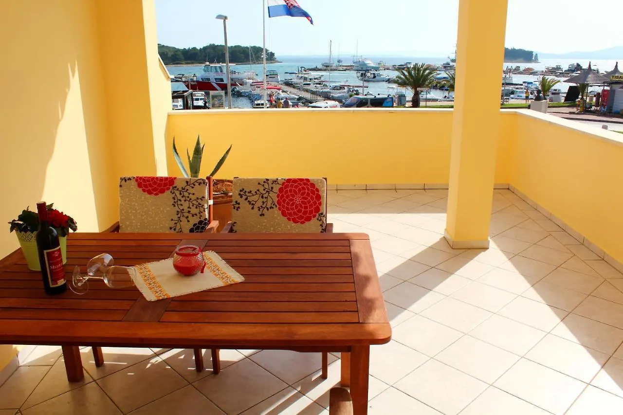 Buco Seafront Apartments & Fastfood Pakoštane