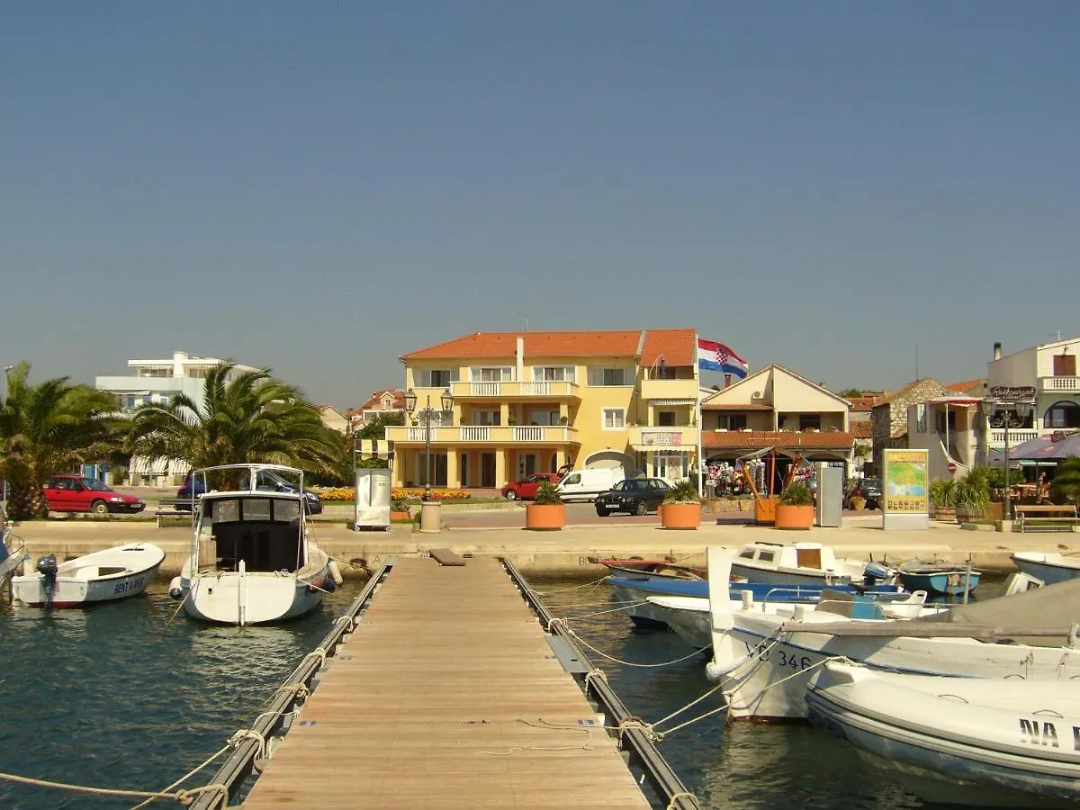 Buco Seafront Apartments & Fastfood Pakoštane
