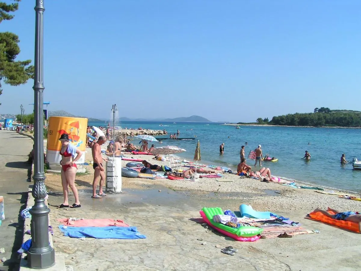 Buco Seafront Apartments & Fastfood Pakoštane Chorvatsko